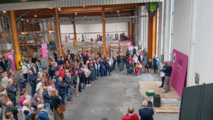 Inauguration d'un entrepôt mutualisé qui est le symbole du faire-ensemble parce qu'aux Restos nous ne sommes qu’un ! « Au-delà d’un entrepôt et son importance au cœur de nos forces logistiques souvent invisibles, cette mutualisation est le symbole du faire-ensemble parce que nous ne sommes qu’un ! qu’une association merveilleuse que sont les Restos. Faire naître un tel projet est une réponse aux défis de demain, à de nouvelles crises probables qui pourraient nous demander des moyens techniques plus robustes encore, des moyens financiers à sécuriser dès aujourd’hui et surtout des bénévoles, notre principale richesse que nous devons absolument renforcer par le recrutement massif de nouvelles recrues. C’est ainsi que de tels projets verront le jour et que nous poursuivrons plus sereinement toute l’aide et l’accompagnement indispensable pour les plus démunis de notre pays. » Patrice Douret Président bénévole des Restos du Cœur Pourquoi un entrepôt mutualisé ? Tout d’abord, pour faire ce qu’on appelle des économies d’échelle au niveau financier : un seul loyer, des charges locatives uniques, des outils en commun, un véhicule 19T et des camionnettes, des engins de levage, des filmeuses, tout cela mutualisé, et donc un taux d’utilisation supérieur. Le coût du stockage s’en trouve réduit. Les Restos sont reconnus pour avoir un taux de frais généraux faible, ce qui signifie que l’essentiel de nos ressources est destiné à nos missions sociales. L’autre économie d’échelle à laquelle on pense moins c’est la mutualisation du travail des bénévoles de l’entrepôt qui profite aux 41 centres des 2 associations départementales. Travail de l’ombre que celui de l’entrepôt, peut-être, mais cela essentiel pour l’acheminement des marchandises dans les centres. Cette mission va se dérouler dans des conditions de sécurité et de travail largement améliorées. En particulier, les règles d’hygiène et de sécurité alimentaire auxquelles les Restos sont très attachés. Si les services de l’entrepôt contribuent à donner le sourire aux bénévoles dans les centres, alors les bénévoles, sauront j’en suis certain, le transmettre aux personnes accueillies des Restos du Cœur. Dominique Viron Responsable Départemental des Restos du Cœur de l'Eure Quelques chiffres • 700 emplacements de rayonnage (2 800 m²) • 3 chambres froides positives (260 m²). • 1 chambre froide négative (30 m²). • 50 bénévoles